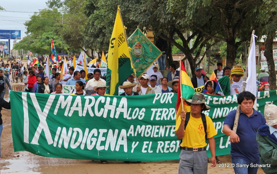 INDIGENAS SE TOMAN CALI