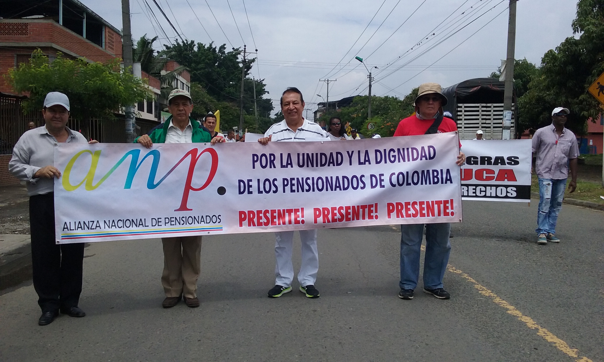 PENSIONADOS PIDEN A SANTOS FIRMAR LEY QUE BAJA APORTE A LA SALUD