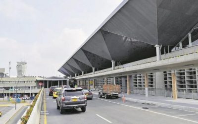 CAYO ASCENSOR EN AEROPUERTO DE CALI, UNA PERSONA LESIONADA