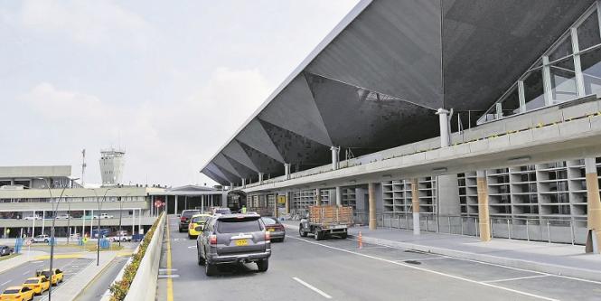 CAYO ASCENSOR EN AEROPUERTO DE CALI, UNA PERSONA LESIONADA