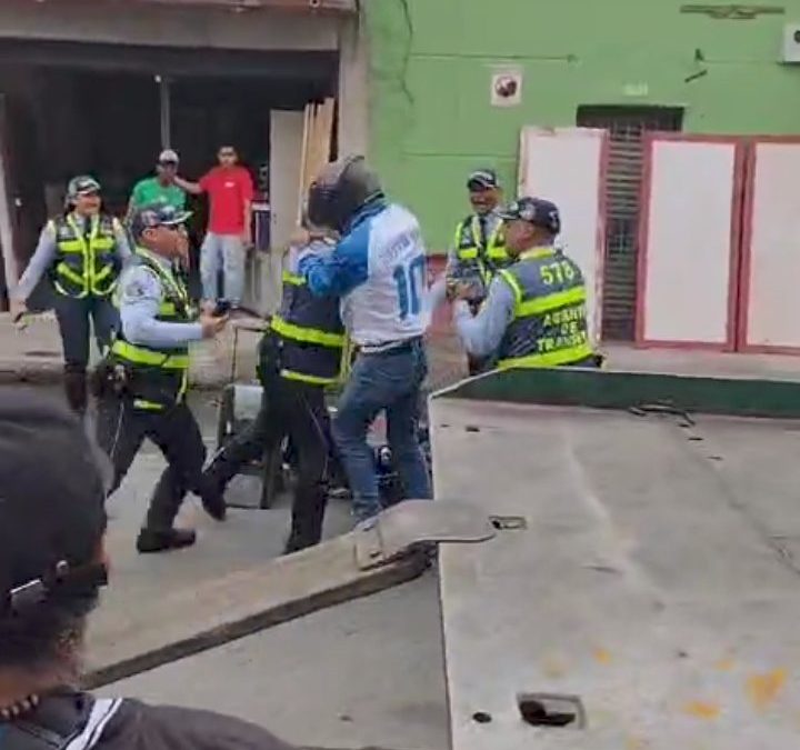 Batalas campales en Cali por operativos de transito