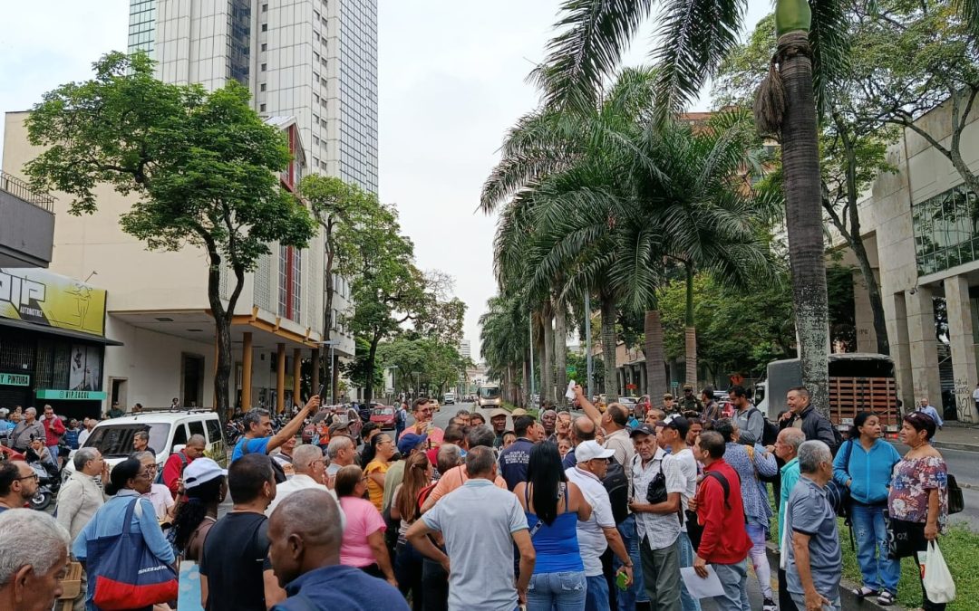 Usuarios de nueva EPS y de Disfarma piden solución urgente para suministro de medicamentos en Cali