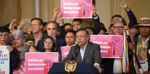 Tensión en Colombia por propuesta de Presidente Petro de consulta popular