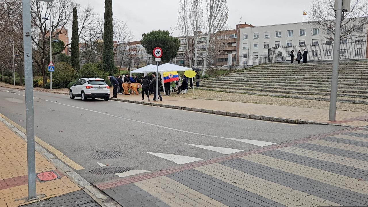 Carpa publicitaria del partido Firme por la Patria instalada cerca del ingreso al puesto de votación en Madrid, posible irregularidad electoral.