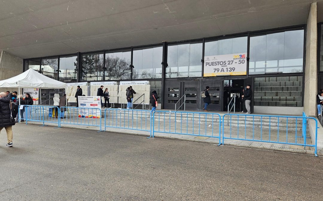 Fachada del Pabellón de Convenciones de la Casa de Campo en Madrid, sede principal de las votaciones para las elecciones de Colombia 2026.