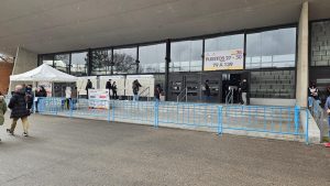 Fachada del Pabellón de Convenciones de la Casa de Campo en Madrid, sede principal de las votaciones para las elecciones de Colombia 2026.